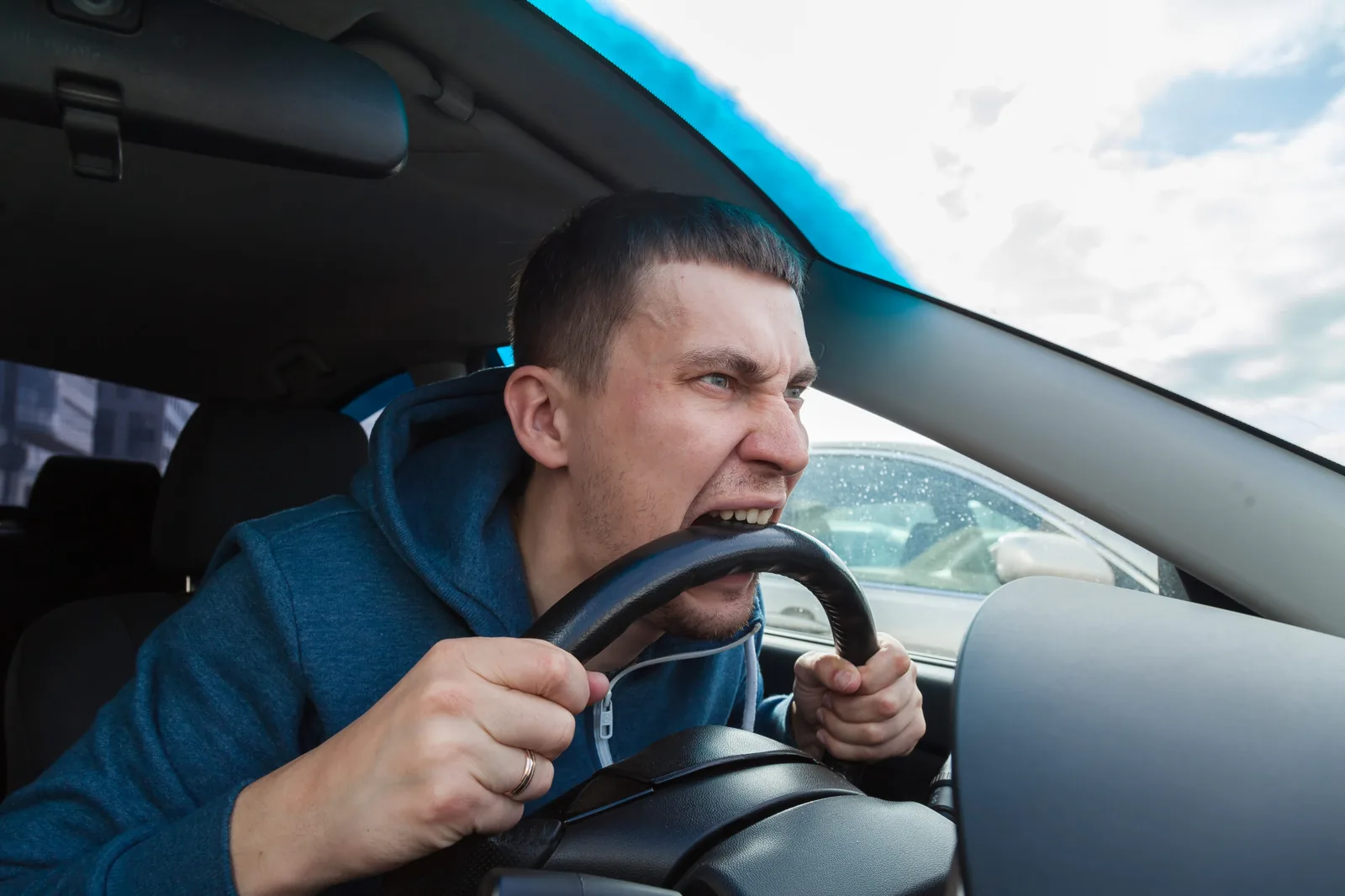 Conducteur stressé au volant illustrant l'analyse des comportements de conduite Conducteur stressé au volant illustrant l'analyse des comportements de conduite